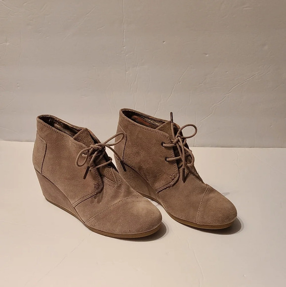 Toms Wedge  Booties beige suede leather sz .9 women's - Picture 1 of 11